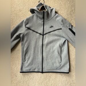 Men’s Grey Nike tech fleece